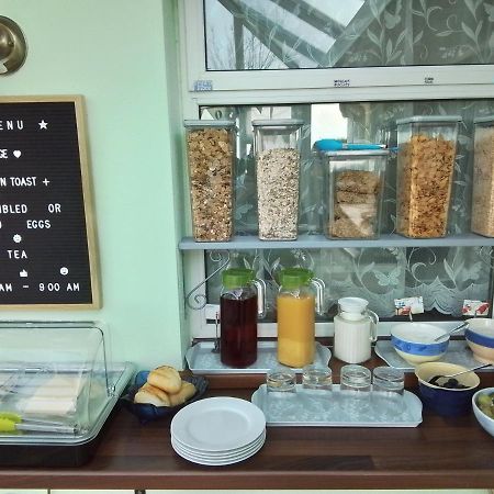 Monterey Pines Bed & Breakfast Хелстън Екстериор снимка